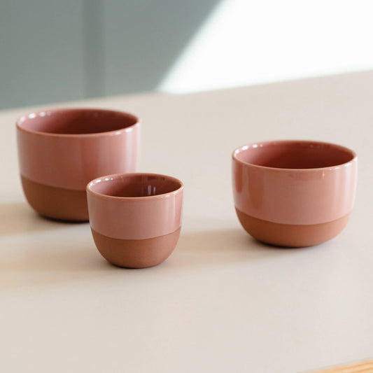 Set van drie kopjes met centraal een latte kopje van 250 ml in terracotta pink. Perfect voor dagelijks gebruik met een De’Longhi of Philips espressomachine. Sterk porselein, krasbestendig en minimalistisch design.