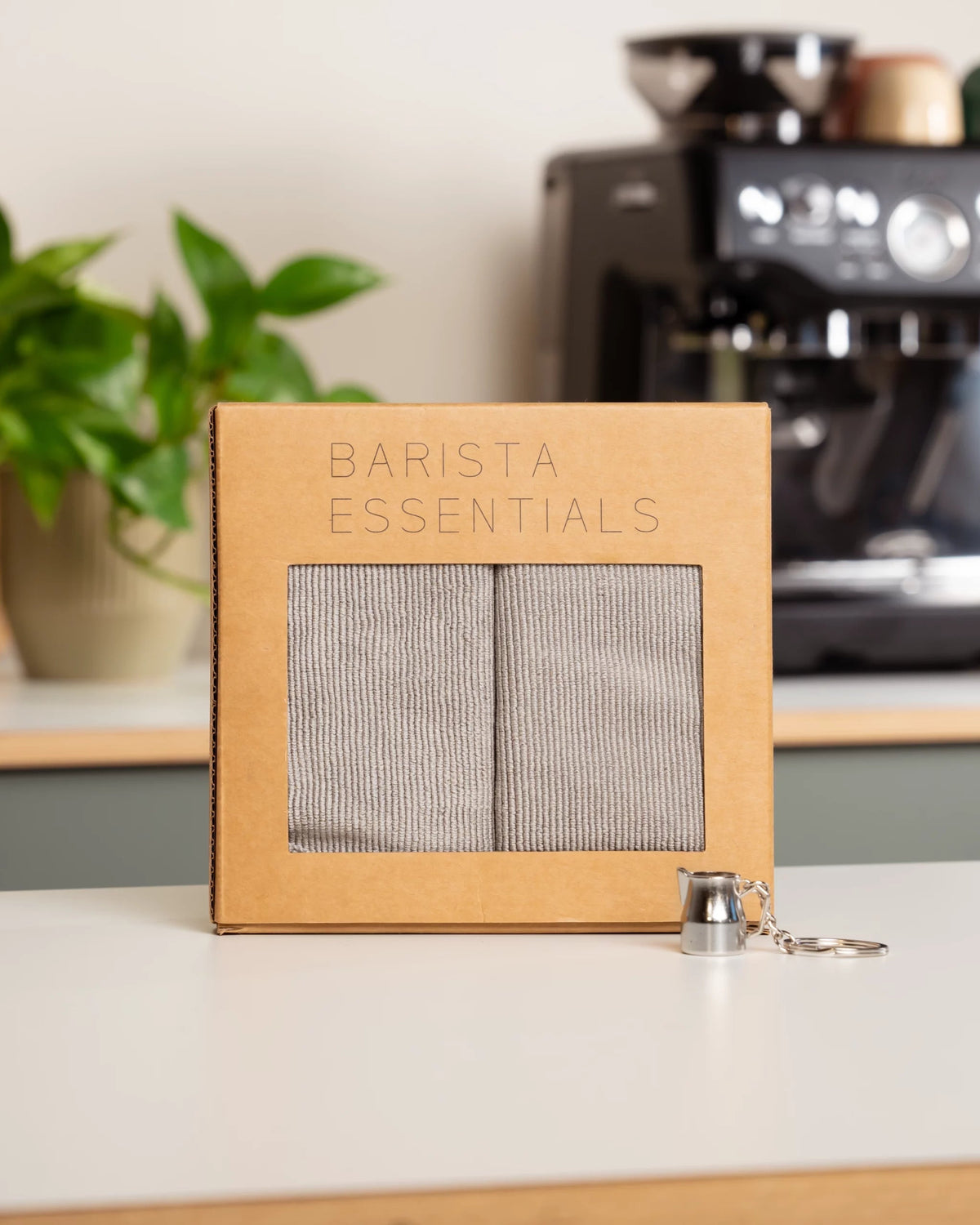 Daily Barista Giftset met twee grijze doekjes en een melkkannetje-sleutelhanger