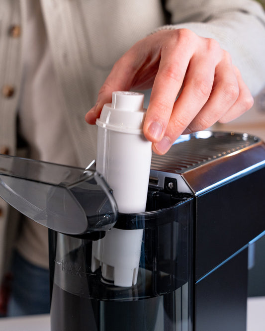 Waterfilter plaatsen in het reservoir van een DeβLonghi espressomachine