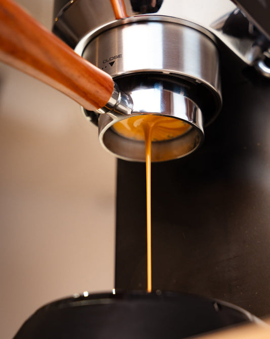 Espresso door een naked portafilter bij het 51 mm precisiefilterbakje