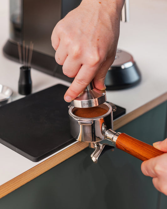 Koffie aandrukken met de 51 mm tamper rvs