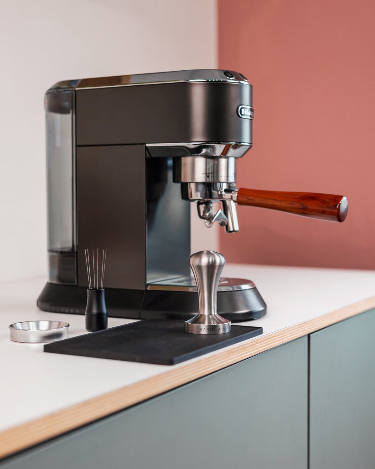 Tamper rvs naast een espressomachine