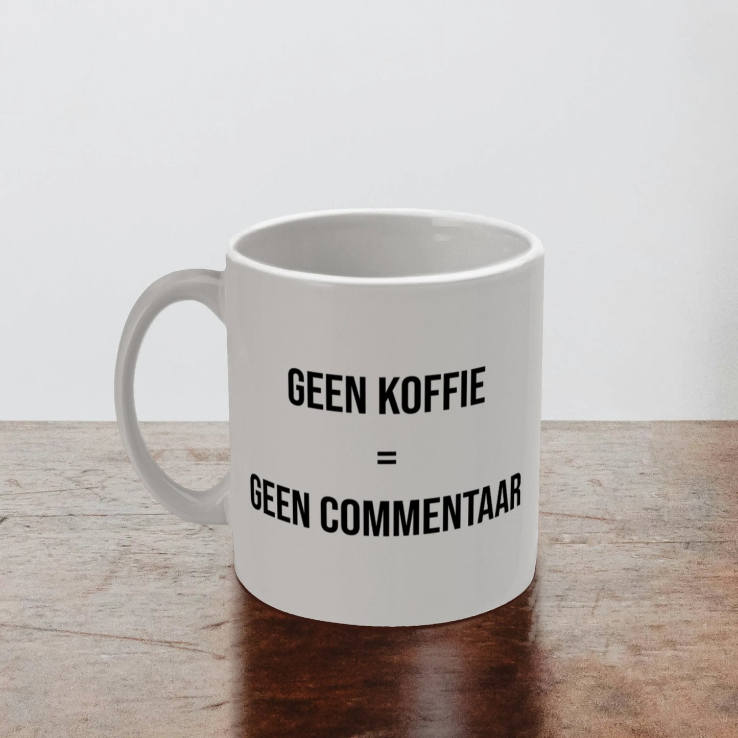 Koffiemok met grappige tekst, ideaal voor je thuiswerkplek.