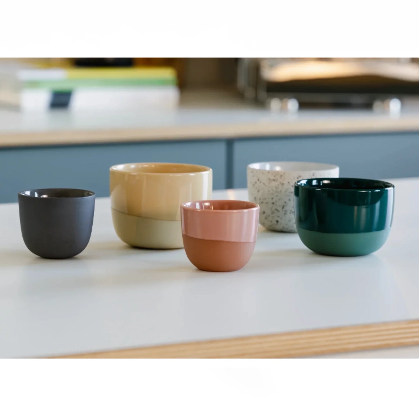 Overzicht van handgemaakte koffiekopjes in alle kleuren en formaten: espresso, cappuccino en latte. Perfect voor barista’s thuis met espressomachines van Sage, De’Longhi, Philips, Krups of Gaggia. Duurzaam keramiek, ideaal voor latte art en thuisgebruik.