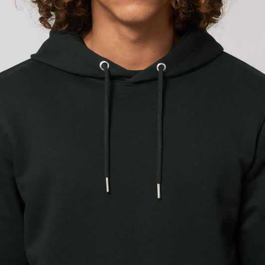 Close-up van zwarte hoodie van biologisch katoen met capuchon en metalen oogjes – ideaal voor barista’s en koffieliefhebbers.