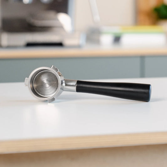 Zwarte naked koffiehouder met filter barista essentials en portafilter van 51mm voor delonghi la specialista 7.