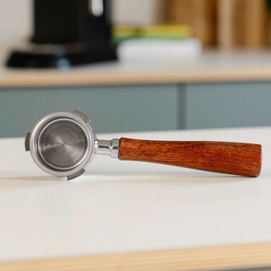 Naked portafilter 51 mm hout voor DeLonghi Dedica: open filterbakje op het aanrecht