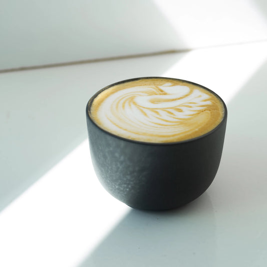Scoor je cappuccino met uniek cappuccino kopje grijs 180 ml van keramiek van deBaristashop en Geertjandebaristaman. Productafbeelding bovenkant.