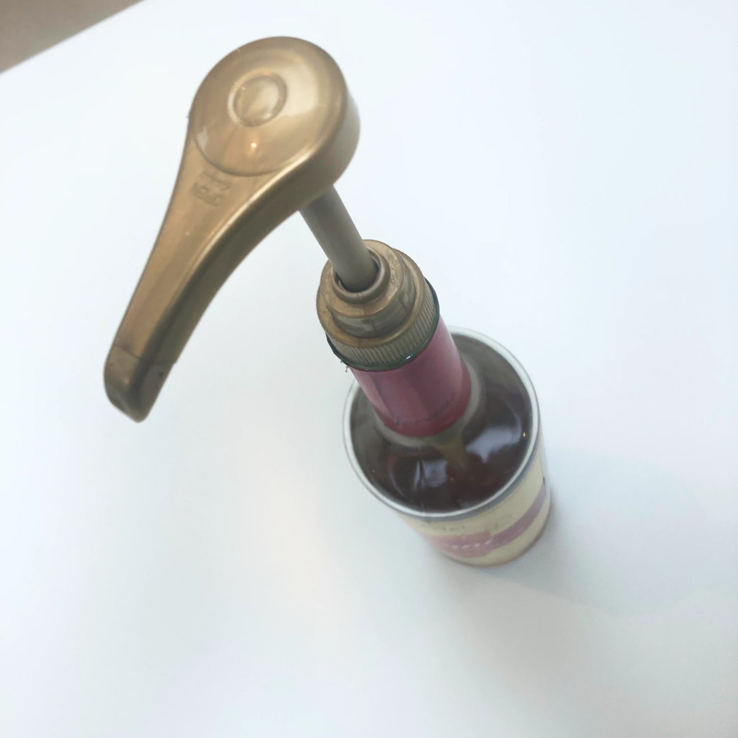 Stijlvolle gouden siroop pomp voor professionele barista's