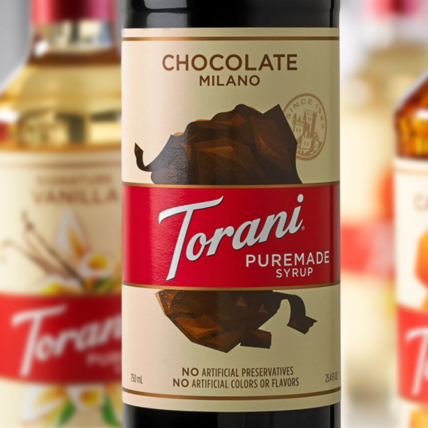 Dessert met chocoladesiroop van Torani als topping.