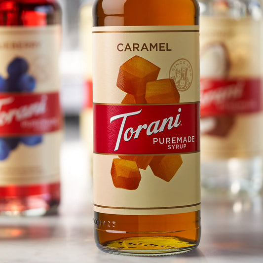 Vanille-ijs met een rijke drizzle van Torani Caramel Koffiesiroop.