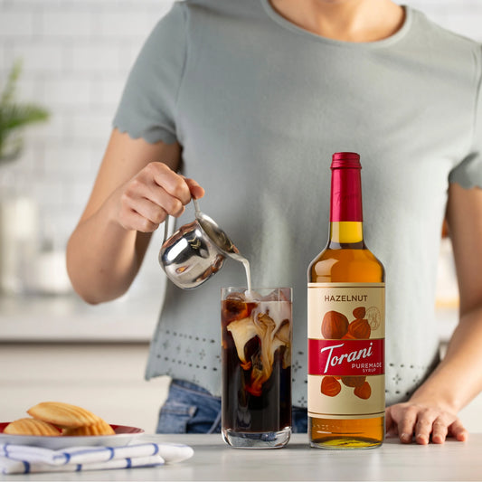 Specialty koffie gecombineerd met Torani Hazelnoot Siroop voor extra smaak.