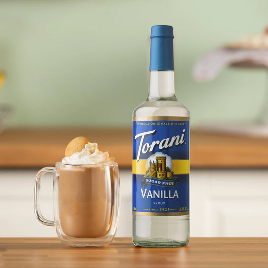 Gezonde latte met slagroom en Torani suikervrije vanillesiroop – ideaal voor koffieliefhebbers die luxe willen zonder suiker