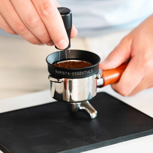 WDT-tool wordt gebruikt in een portafilter met doseerring om klontjes te breken en espresso-channeling te verminderen