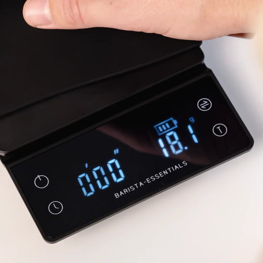 Weegschaal voor koffieliefhebbers met een exacte gram-meting voor precisie.