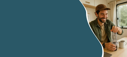 Man zet koffie met AeroPress Clear Coffee Maker in camper, ideaal voor onderweg en koffieliefhebbers zonder stroom.