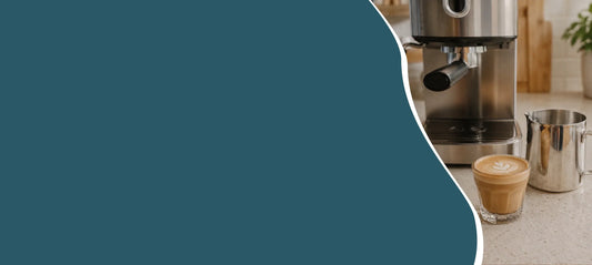 Hero banner met Cortado van espresso en warme melk in een klein glas naast een espressomachine en melkkan