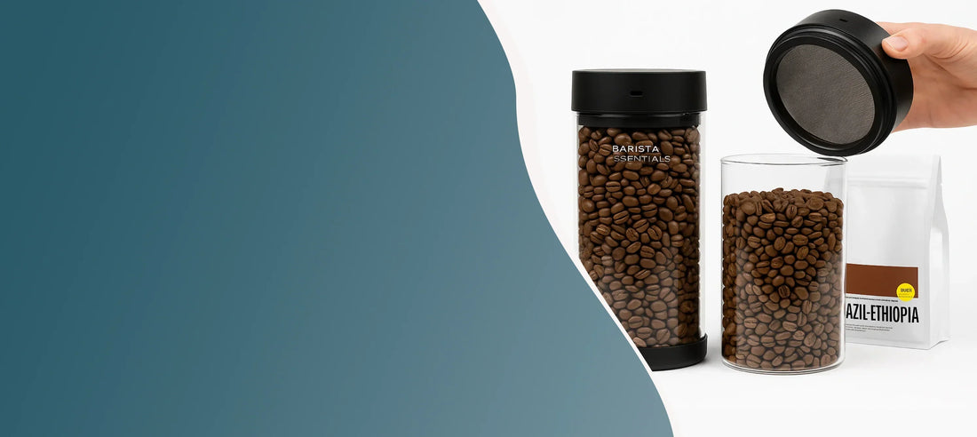 Banner met automatische vacuum koffievoorraadbus gevuld met bonen, open deksel en Brazil-Ethiopia specialty koffie – perfect voor het langer vers bewaren van koffiebonen. 