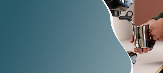 Thuisbarista schuimt melk op met een espressomachine en melkkannetje voor glad microschuim zonder luchtbellen