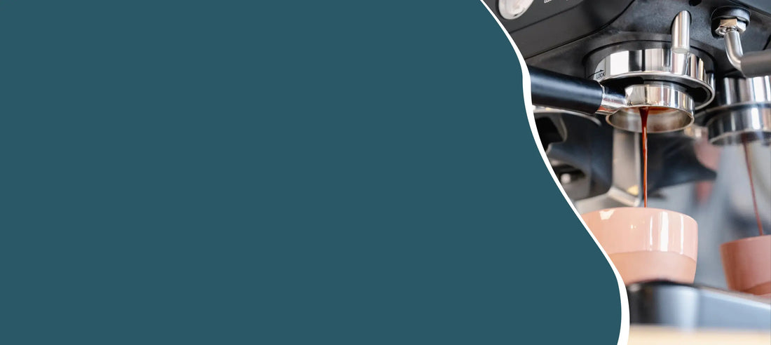 Espresso stroomt uit een Sage espressomachine in twee kopjes bij variabele waterhoeveelheid