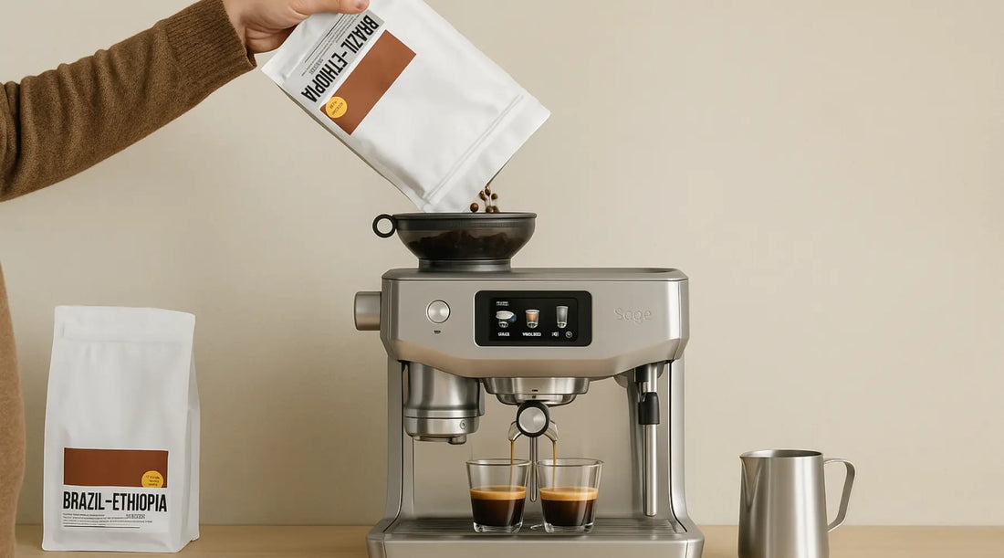 Thuisbarista giet verse Brazil-Ethiopia koffiebonen in de maler van een Sage Oracle Jet espressomachine tijdens het instellen van de juiste maalstand voor perfecte espresso.