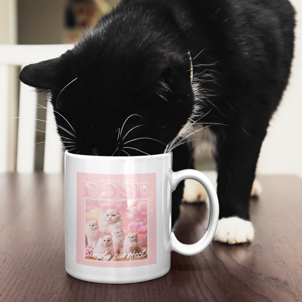 Witte keramische koffiemok met kattenprint als cadeau voor kattenliefhebbers en koffiedrinkers
