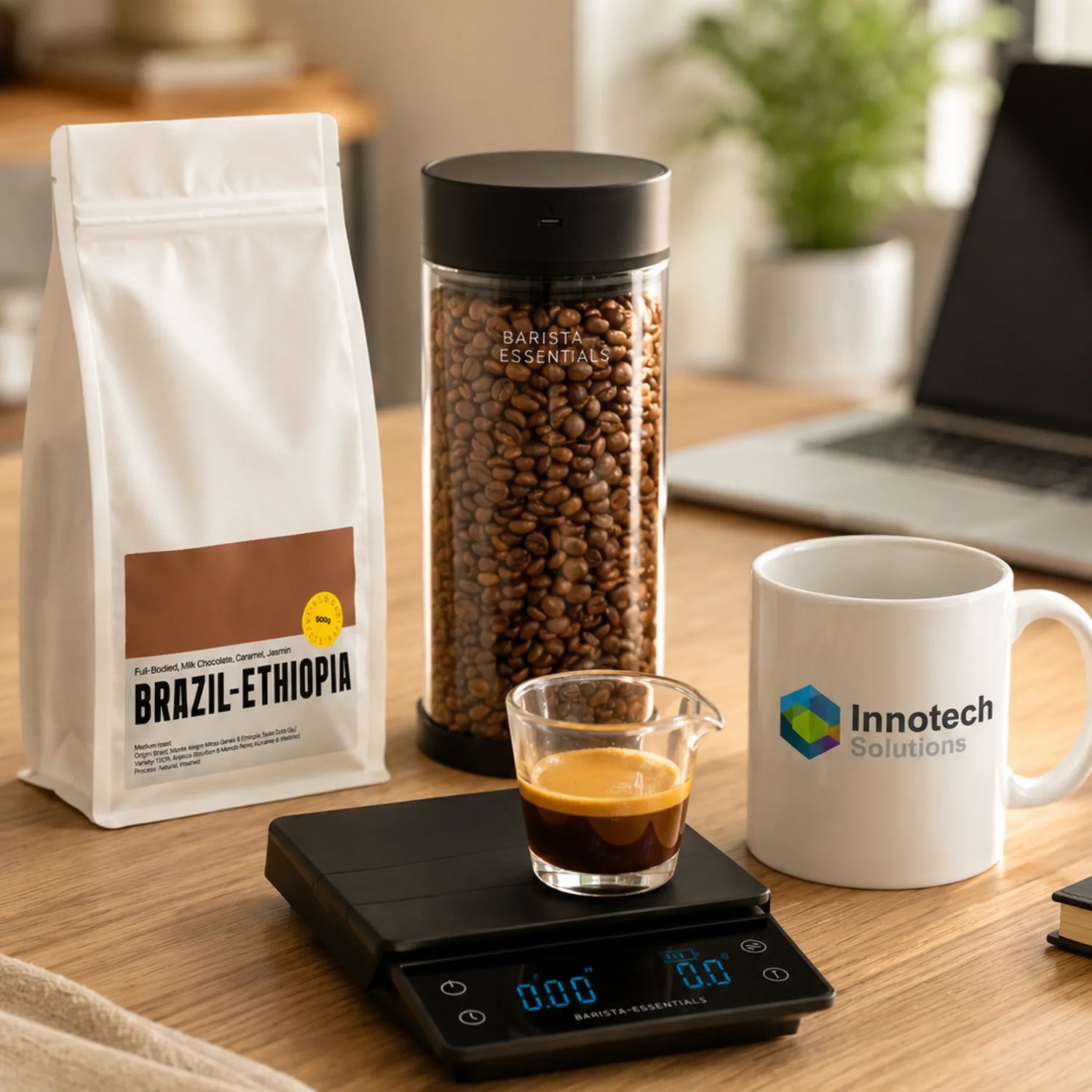 Thuisbarista setup met espressomachine, koffieweegschaal, shotglas, tamping station en espressokopje voor espresso bereiden thuis.