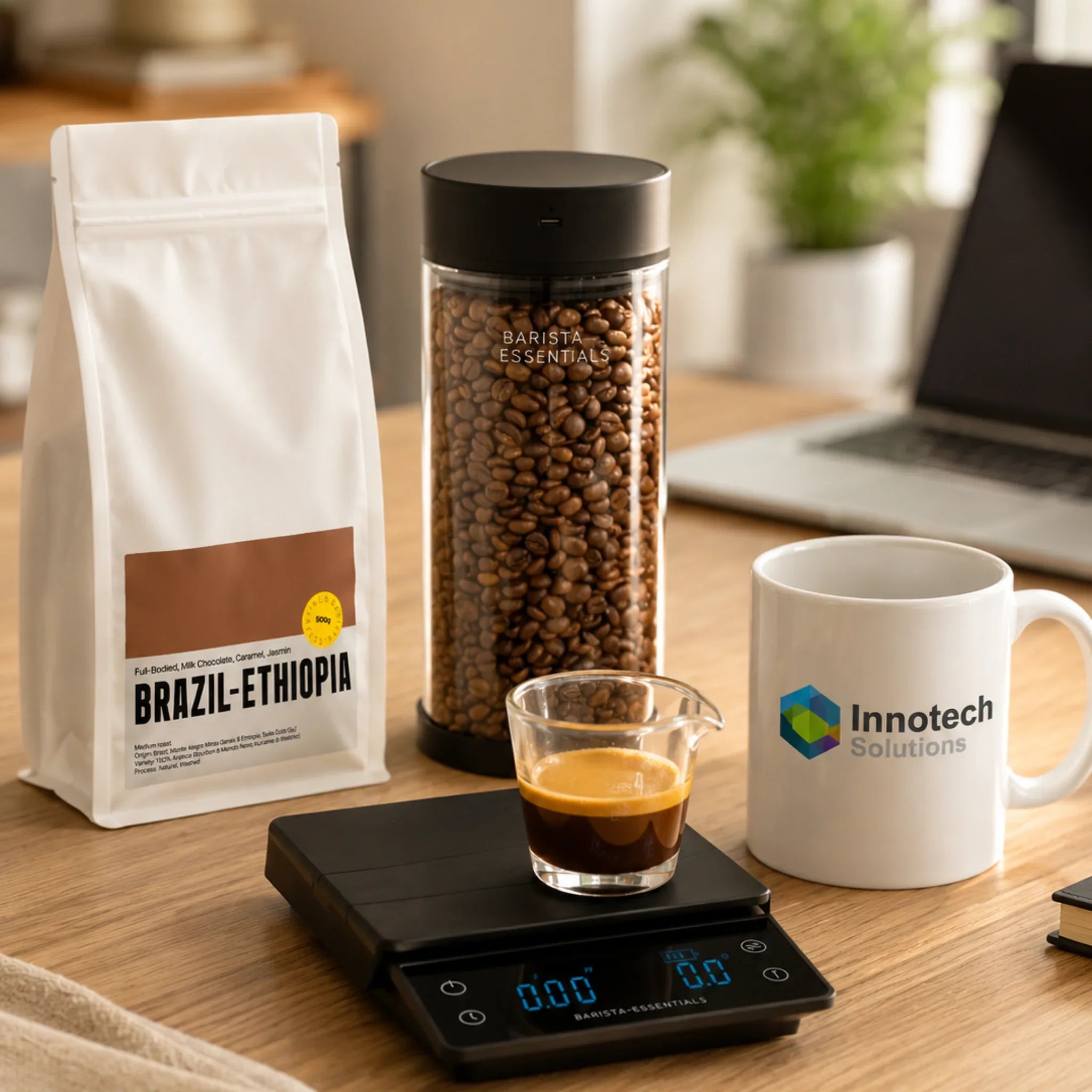 Thuisbarista setup met espressomachine, koffieweegschaal, shotglas, tamping station en espressokopje voor espresso bereiden thuis.