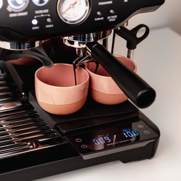 Collectie espresso weegschalen en koffie shotglaasjes