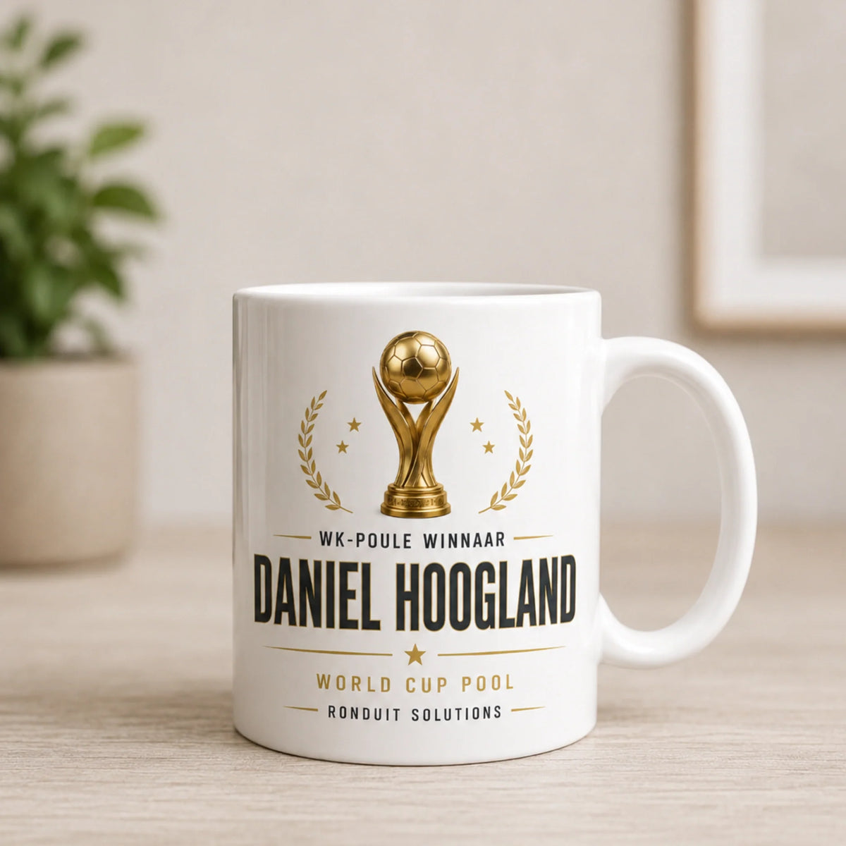 Gepersonaliseerde winnaar-mok met gouden trofee en de naam Daniel Hoogland voor de WK-poule van Ronduit Solutions