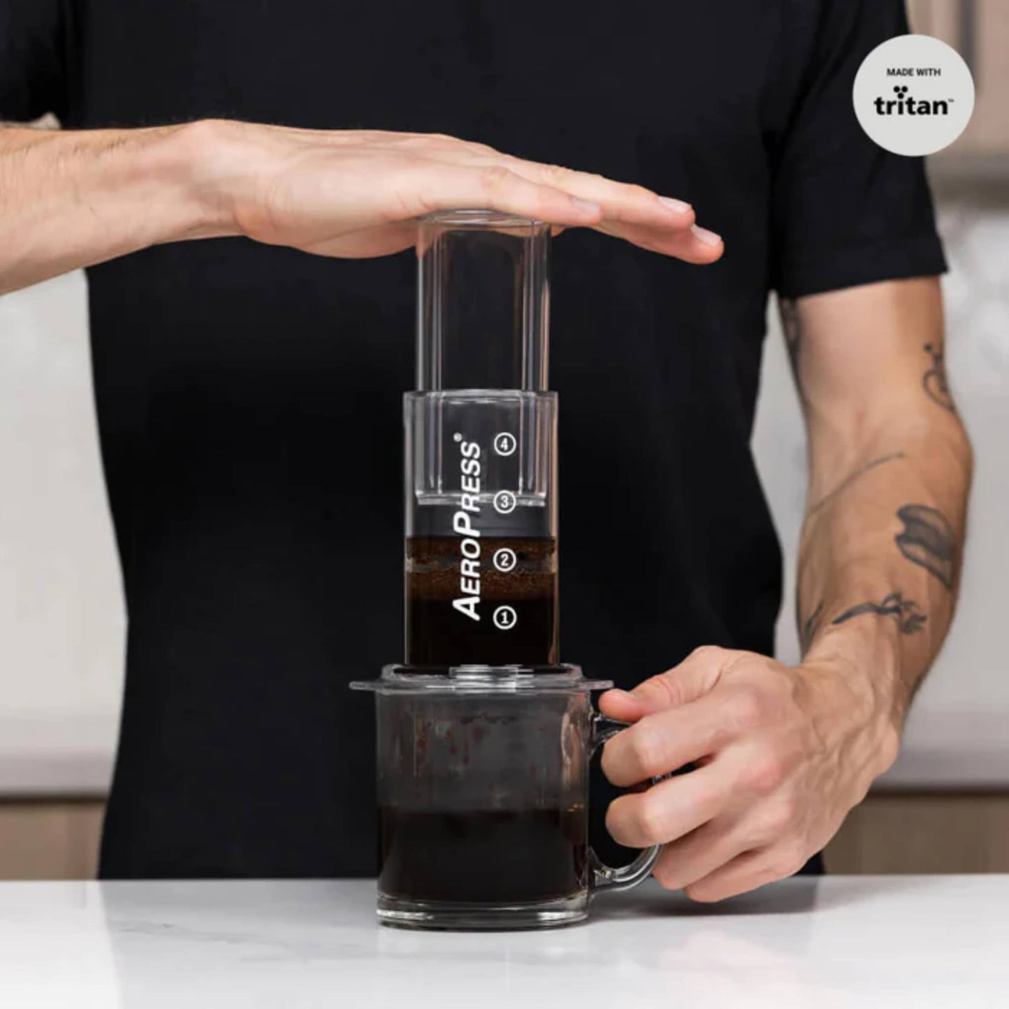 Aeropress cafe maker clear als filter koffie zetmethode. Vooraanzicht.