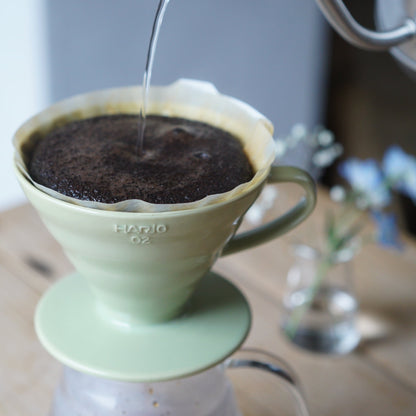 Hario dripper 02 voor filterkoffie, single origin. Geniet als koffiebaas en koffie liefhebber van deze barista tool die helpt je kop koffie lekker te maken. Deze dripper helpt bij het opschenken van koffie.