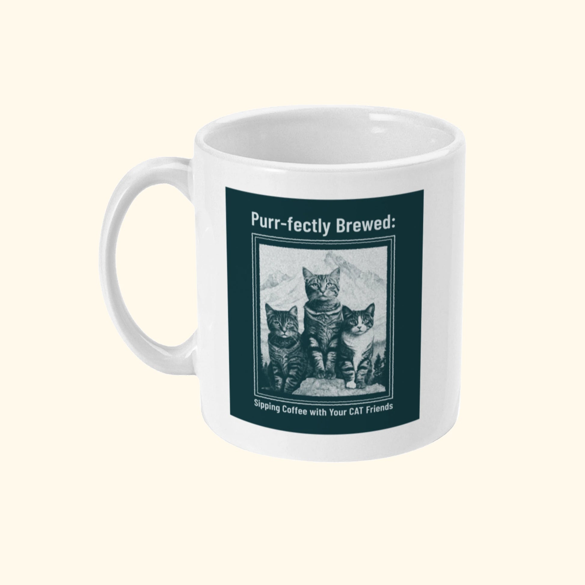 Koffie mok met drie kittens afbeelding en tekst Purr-fectly Brewed Sipping Coffee With Your Cat Friends van deBaristahsop en Geertjandebaristaman. Productafbeelding linkerkant.