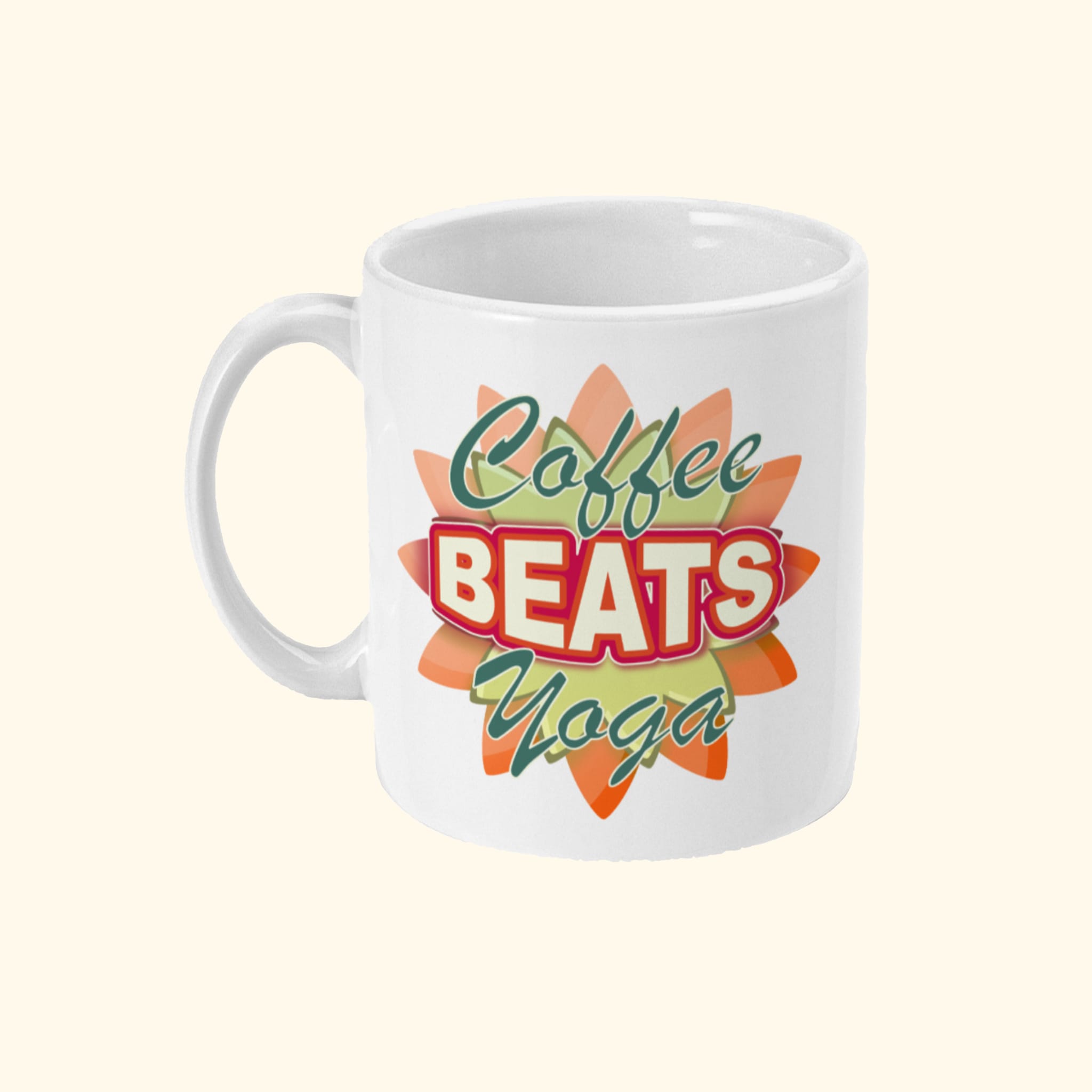 Koffie mok met koffie design en tekst Coffee Beats Yoga van de Baristashop en Geertjandebaristaman. Productafbeelding linkerzijde.