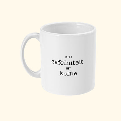 Koffie mok met leuke tekst Ik Heb Cafeïniteit Met koffie. Zijaanzicht.