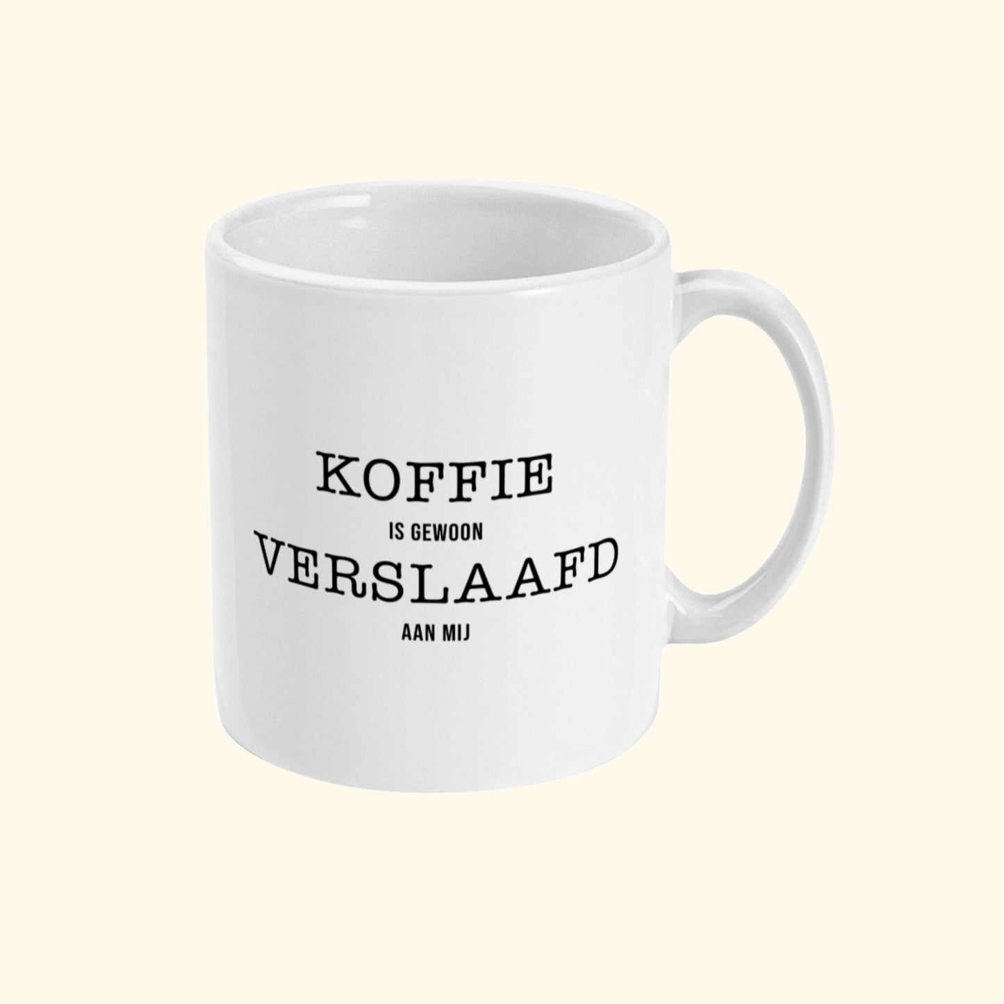 Koffie mok met originele quote Koffie Is Gewoon Verslaafd Aan Mij. Zijaanzicht.