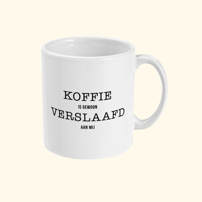 Koffie mok met originele quote Koffie Is Gewoon Verslaafd Aan Mij. Zijaanzicht.