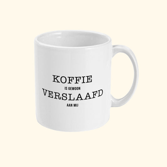 Koffie mok met originele quote Koffie Is Gewoon Verslaafd Aan Mij. Zijaanzicht.