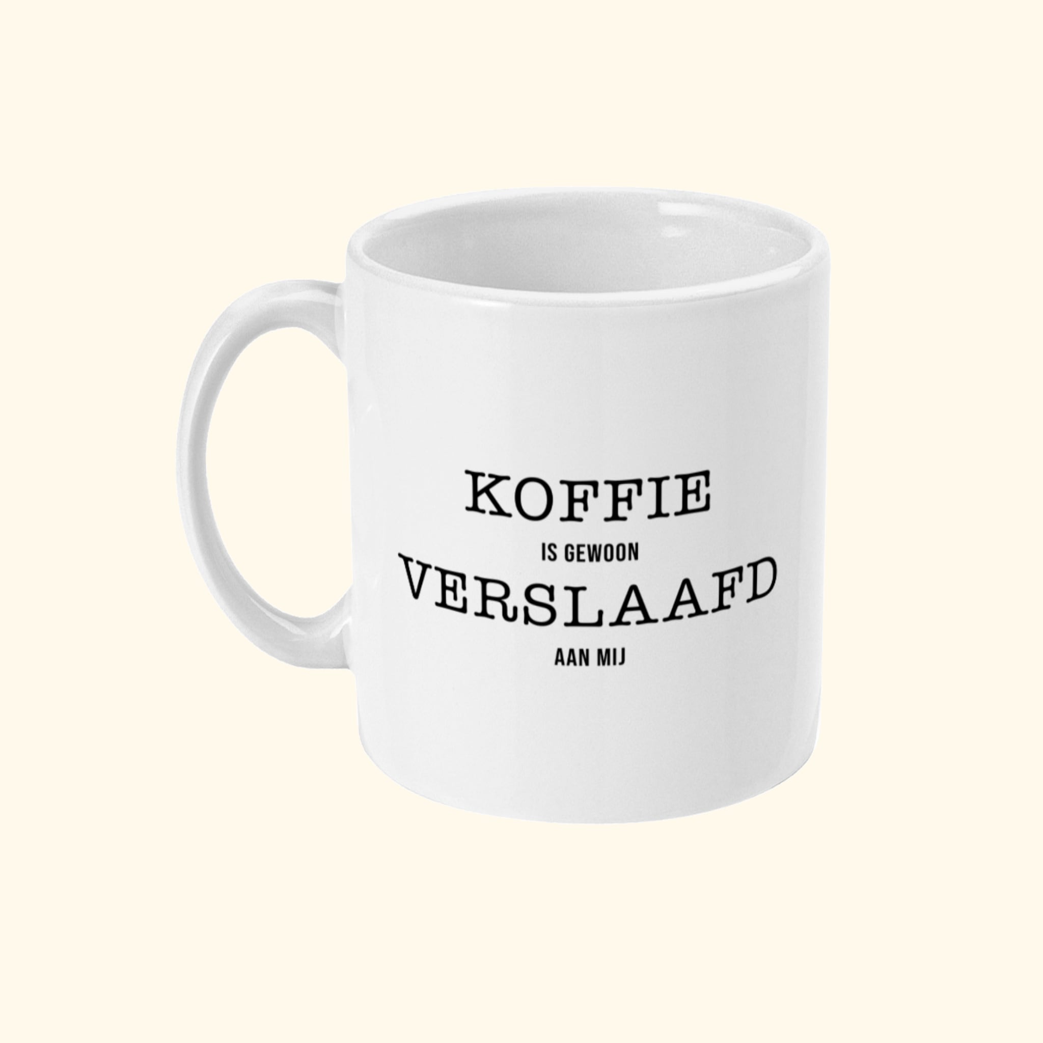 Koffie mok met originele quote Koffie Is Gewoon Verslaafd Aan Mij. Zijaanzicht.