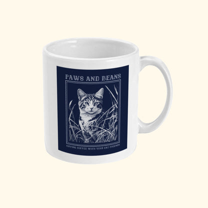 Koffie mok met poes afbeelding en tekst Paws And Beans Sipping Coffee With Your Cat Friends van deBaristashop en Geertjandebaristaman. Productafbeelding rechterkant.