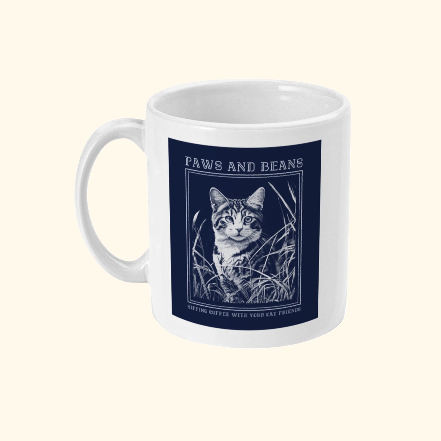 Koffie mok met poes afbeelding en tekst Paws And Beans Sipping Coffee With Your Cat Friends van deBaristashop en Geertjandebaristaman. Productafbeelding linkerkant.