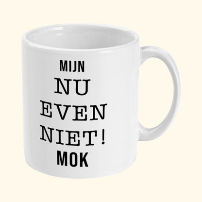 Koffie Mok met grappige tekst Mijn NU EVEN NIET! mok. Zijaanzicht.