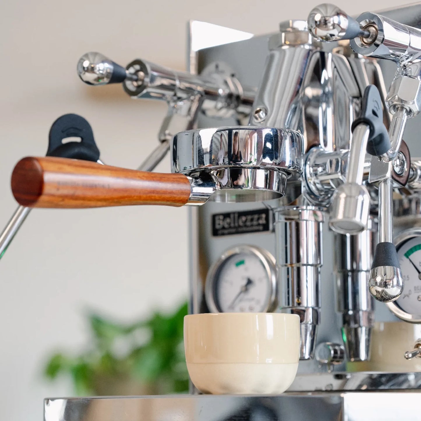 Open espressomachine houder naked portafilter van hout 58mm voor e61 groep 2.