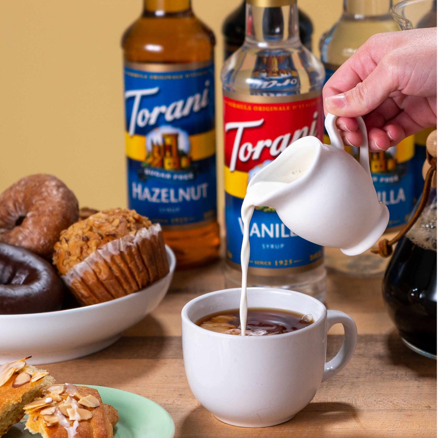 Torani Coffee Siroop in Nederland kopen? Deze Coffee siroop voor in de koffie is gemaakt met pure rietsuiker, koud gefilterd water en vol natuurlijke smaak. De 'Torani Syrup' is een echt Amerikaans product, voor een heerlijke aanvulling op jouw cappuccino, cafe latte of andere koffiedrank. 5