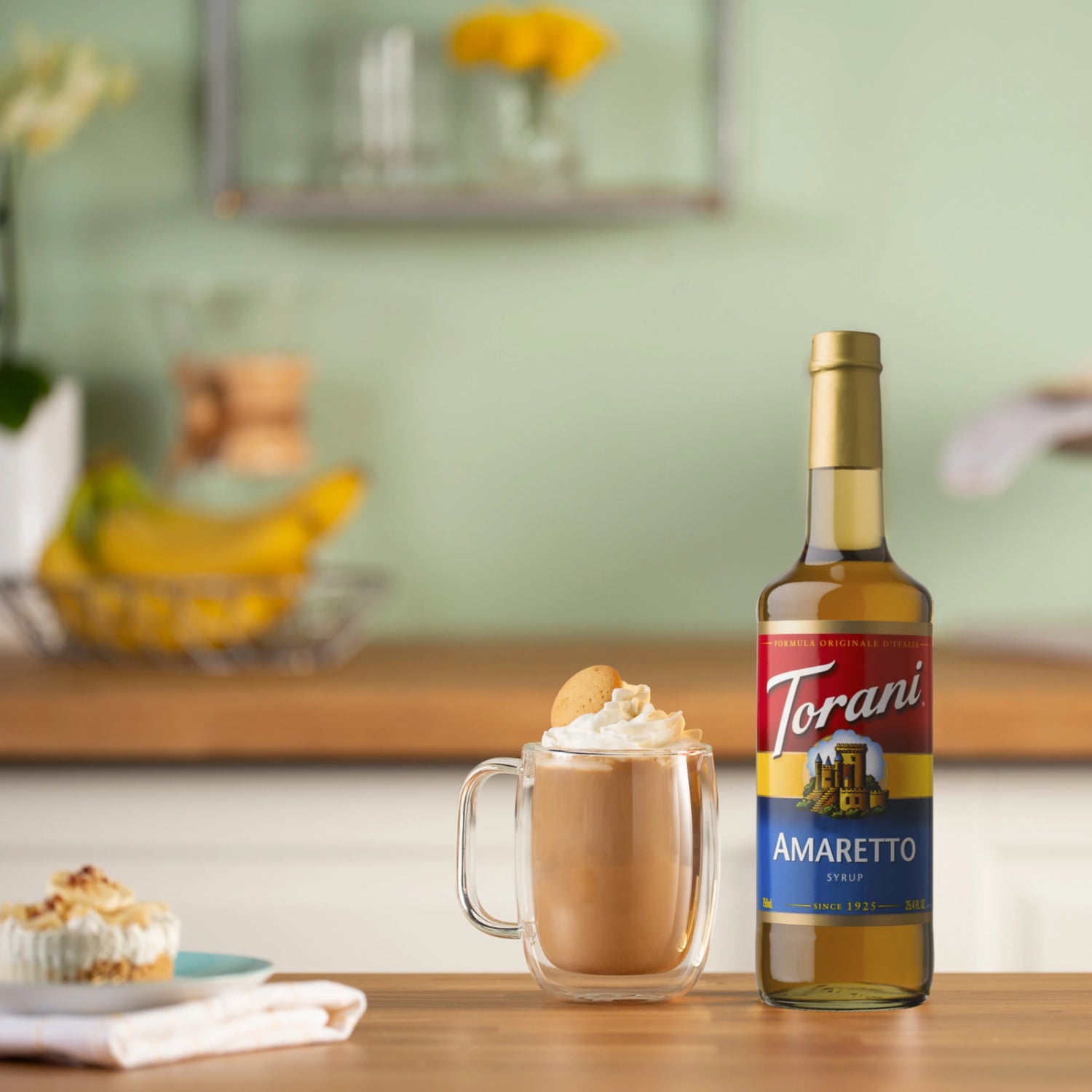 Voeg een vleugje Italiaanse luxe toe aan je koffie met Torani Amaretto Koffiesiroop.