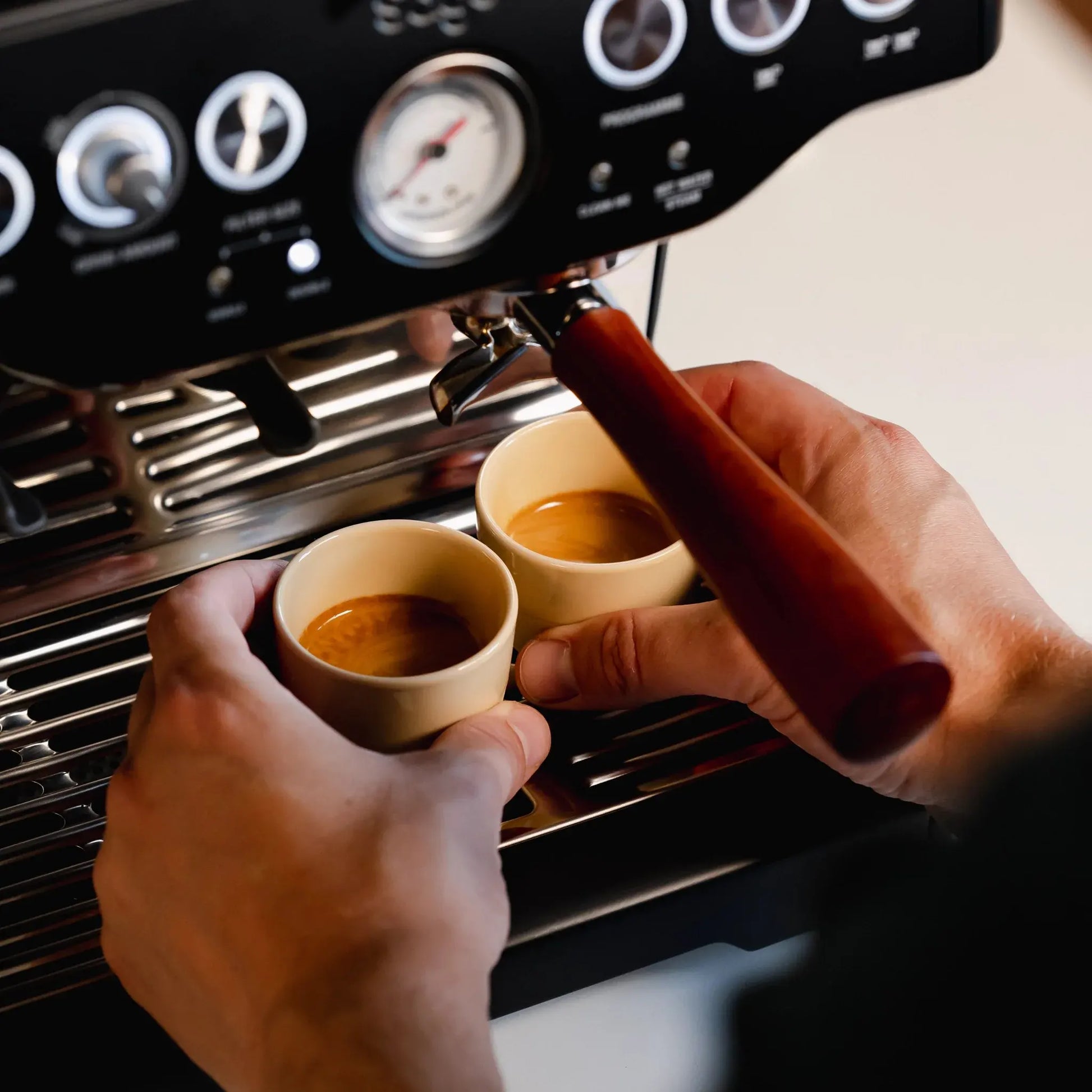 Hand plaatst porseleinen espressokopjes onder pistonmachine – perfect voor thuisbarista’s met Krups, Gaggia of Philips machine met stoompijpje. Kopjes van 60 ml, handgemaakt, beschermend voor cremalaag en snel warm. Onmisbaar barista accessoire.