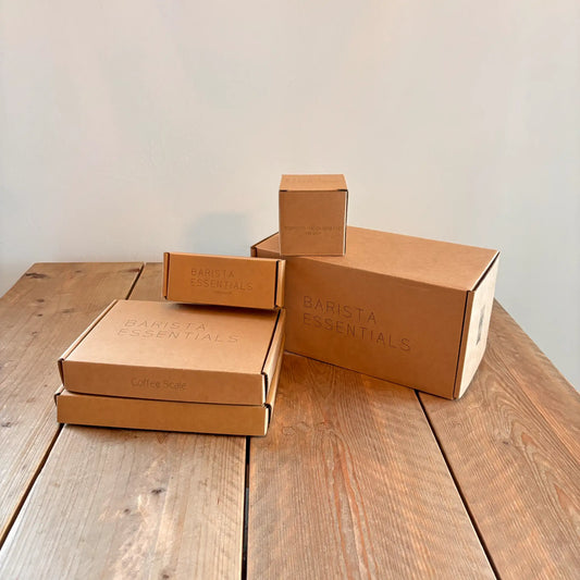 Duurzame verpakking van Barista Essentials barista-tools in ecologisch kraftkarton – milieuvriendelijke presentatie van barista producten bij De Barista Shop