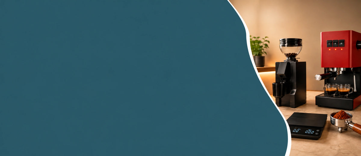 Brede banner met rustig petrolvlak links en een espressomachine, molen en koffieweegschaal rechts