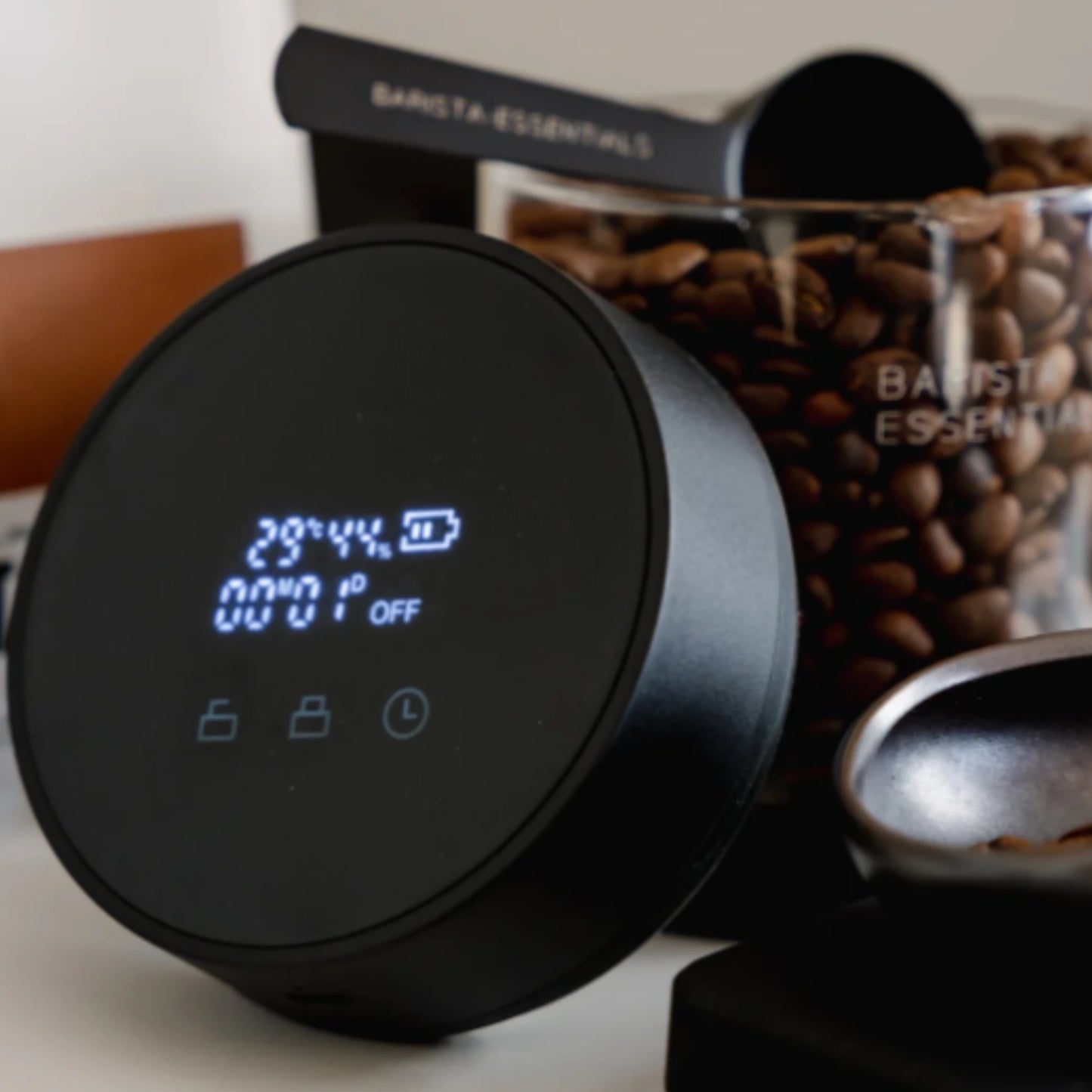 Vacuum voorraadbus van 250 gram van Barista Essentials gevuld met verse koffiebonen, met digitaal display en maatlepel – ideale luchtdichte bewaardoos voor thuisbarista’s die hun koffiebonen vers willen houden.