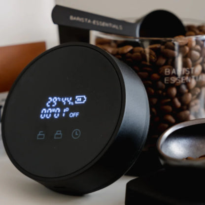 Vacuum voorraadbus van 250 gram van Barista Essentials gevuld met verse koffiebonen, met digitaal display en maatlepel – ideale luchtdichte bewaardoos voor thuisbarista’s die hun koffiebonen vers willen houden.